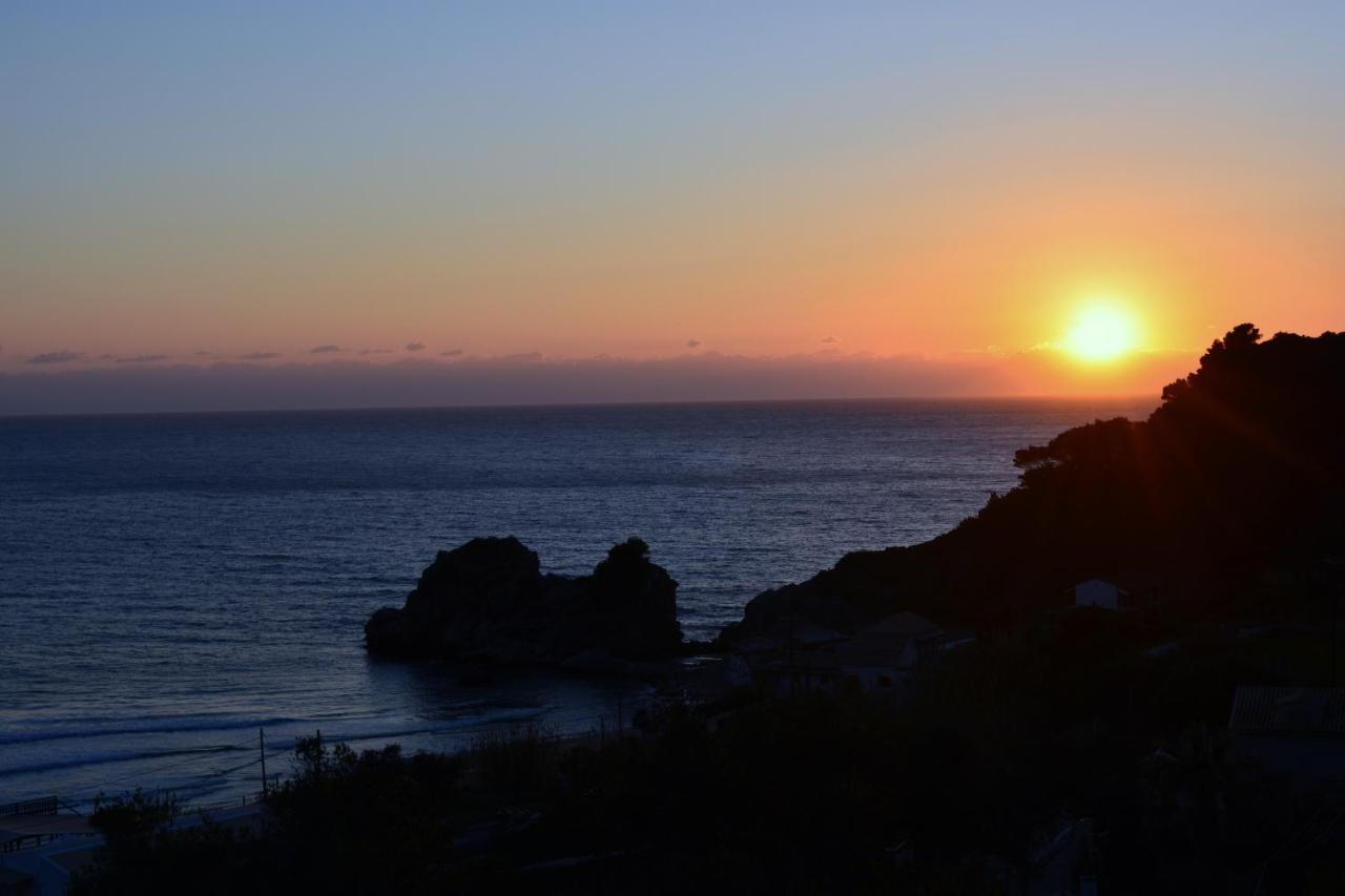 Papadatos Apts With Amazing View - 5Mins From The Beach Kontogialos Eksteriør billede